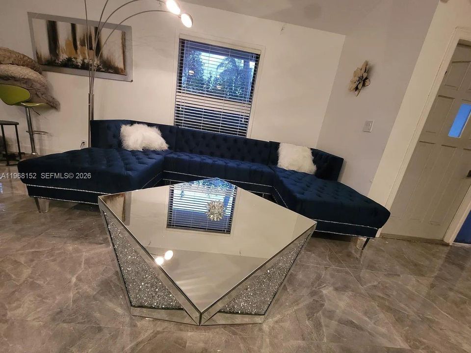 На продажу: $899,999 (3 спален, 2 ванн, 1906 Квадратных фут)