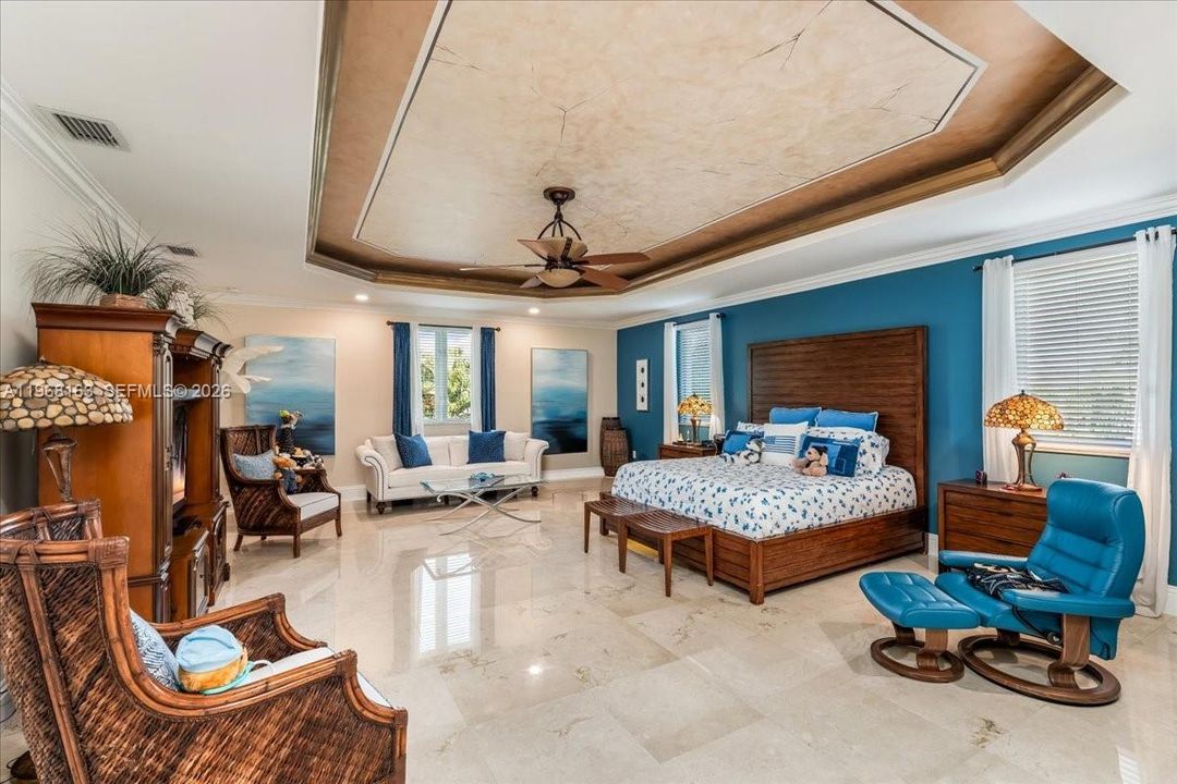 For Sale: $1,895,000 (6 beds, 5 baths, 4256 Square Feet)
