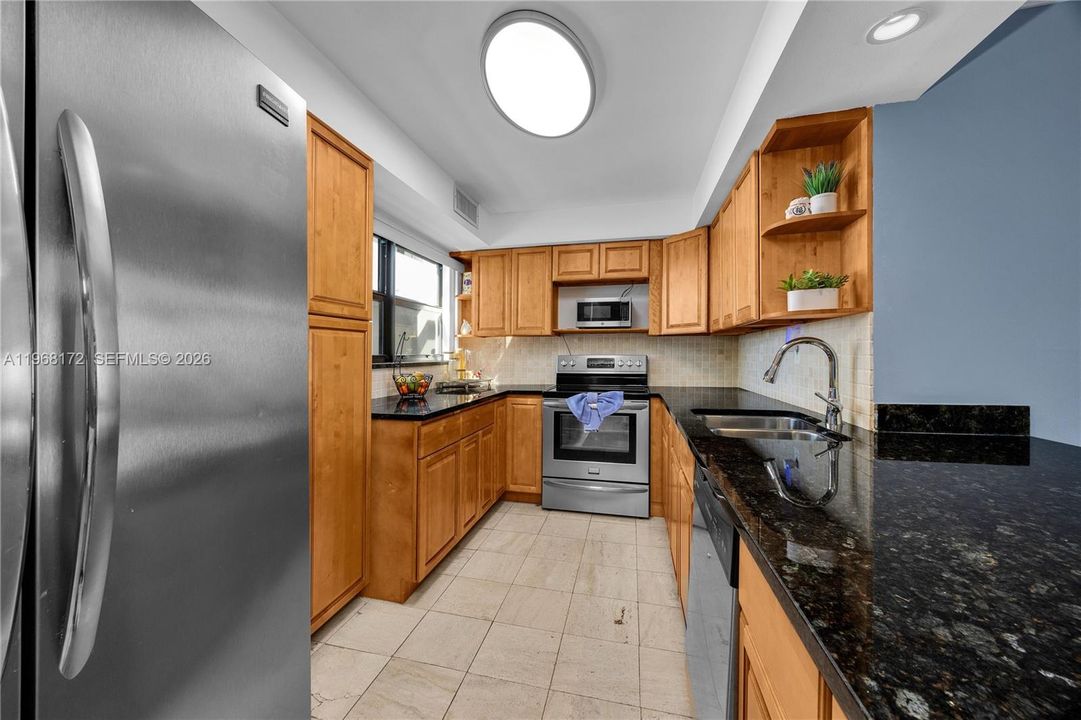 For Sale: $360,000 (2 beds, 2 baths, 1073 Square Feet)