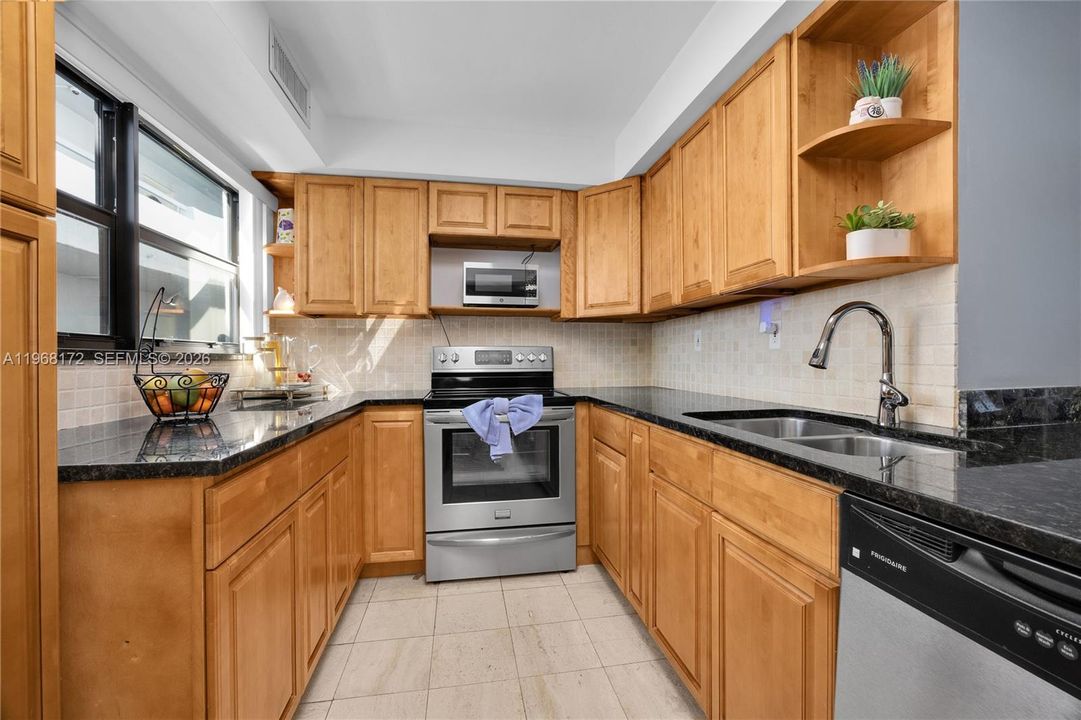 For Sale: $360,000 (2 beds, 2 baths, 1073 Square Feet)
