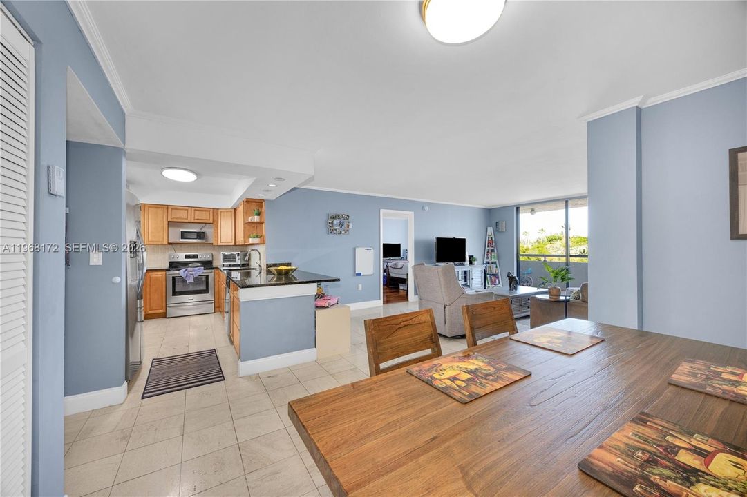 For Sale: $360,000 (2 beds, 2 baths, 1073 Square Feet)