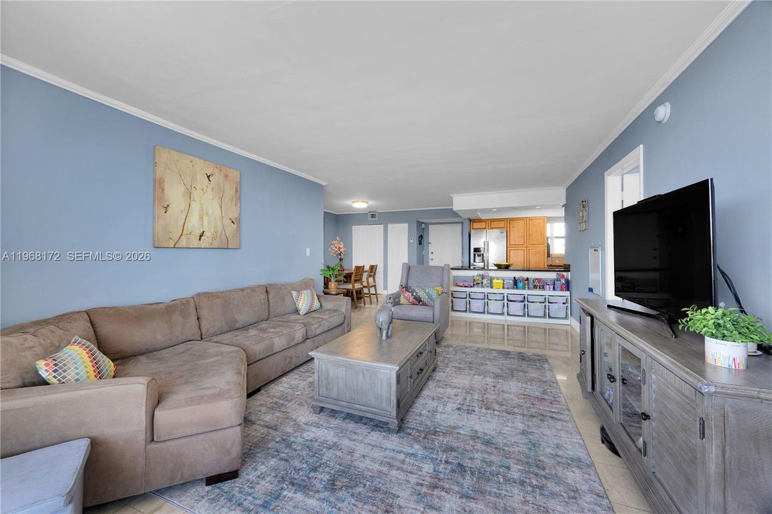 For Sale: $360,000 (2 beds, 2 baths, 1073 Square Feet)