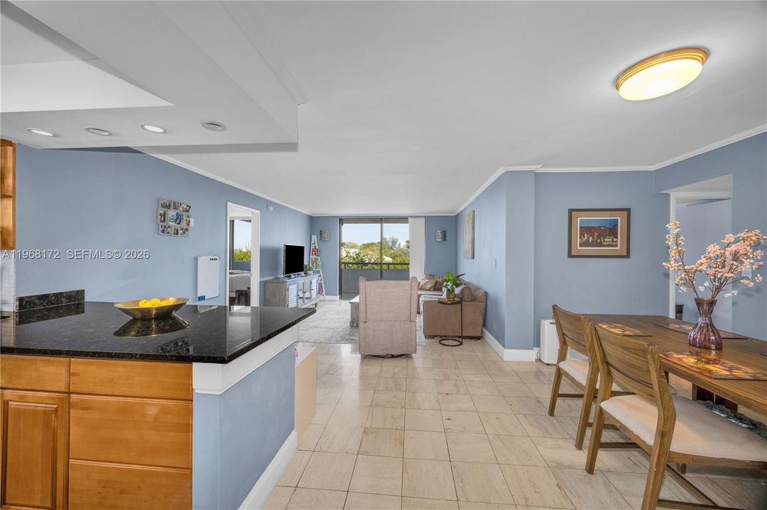For Sale: $360,000 (2 beds, 2 baths, 1073 Square Feet)