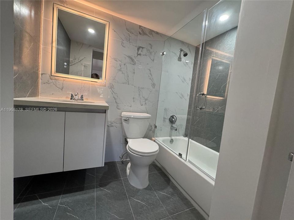 На продажу: $165,000 (2 спален, 2 ванн, 881 Квадратных фут)