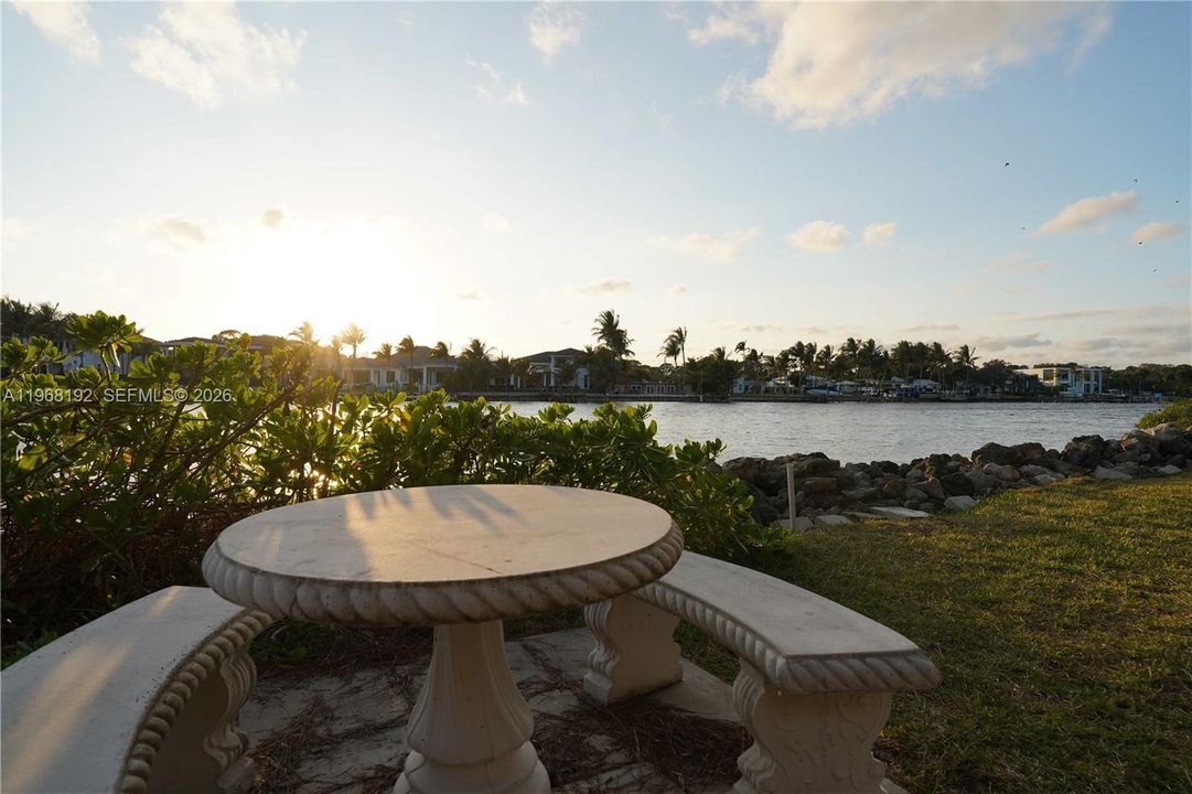 For Sale: $549,000 (2 beds, 2 baths, 1385 Square Feet)