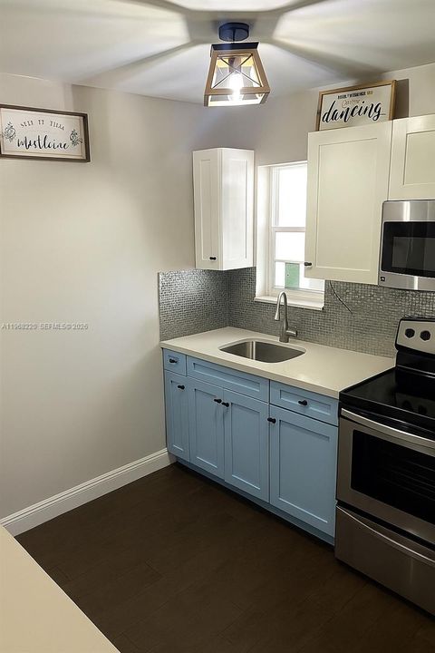 For Sale: $229,900 (2 beds, 1 baths, 710 Square Feet)