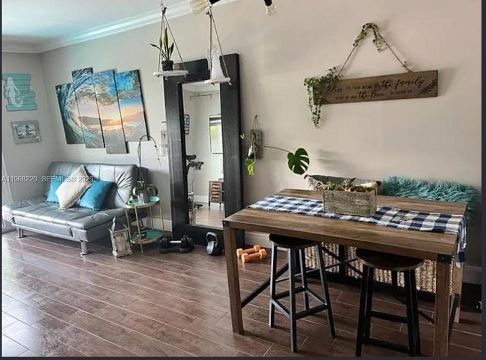 For Sale: $229,900 (2 beds, 1 baths, 710 Square Feet)