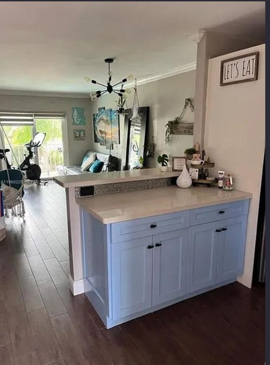 For Sale: $229,900 (2 beds, 1 baths, 710 Square Feet)