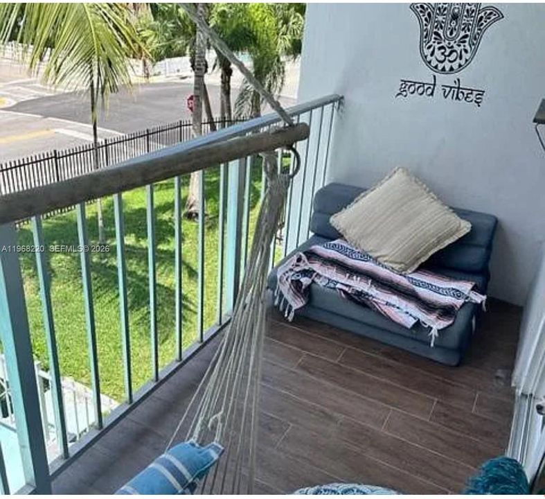 For Sale: $229,900 (2 beds, 1 baths, 710 Square Feet)