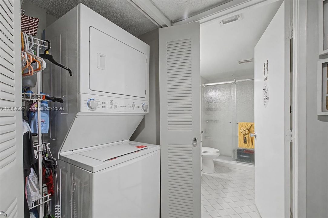 Под контрактом: $299,900 (2 спален, 2 ванн, 1533 Квадратных фут)