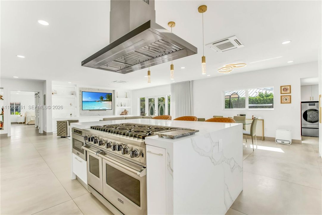 Недавно продано: $5,495,000 (5 спален, 5 ванн, 3320 Квадратных фут)