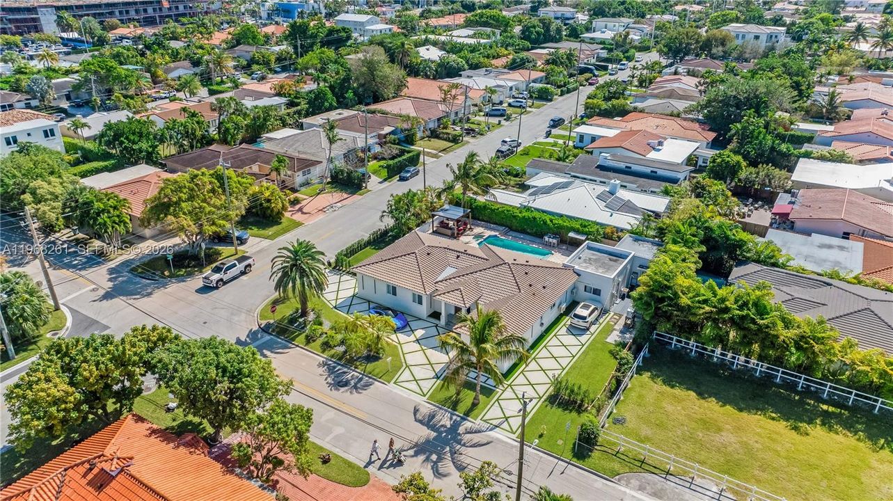 Недавно продано: $5,495,000 (5 спален, 5 ванн, 3320 Квадратных фут)