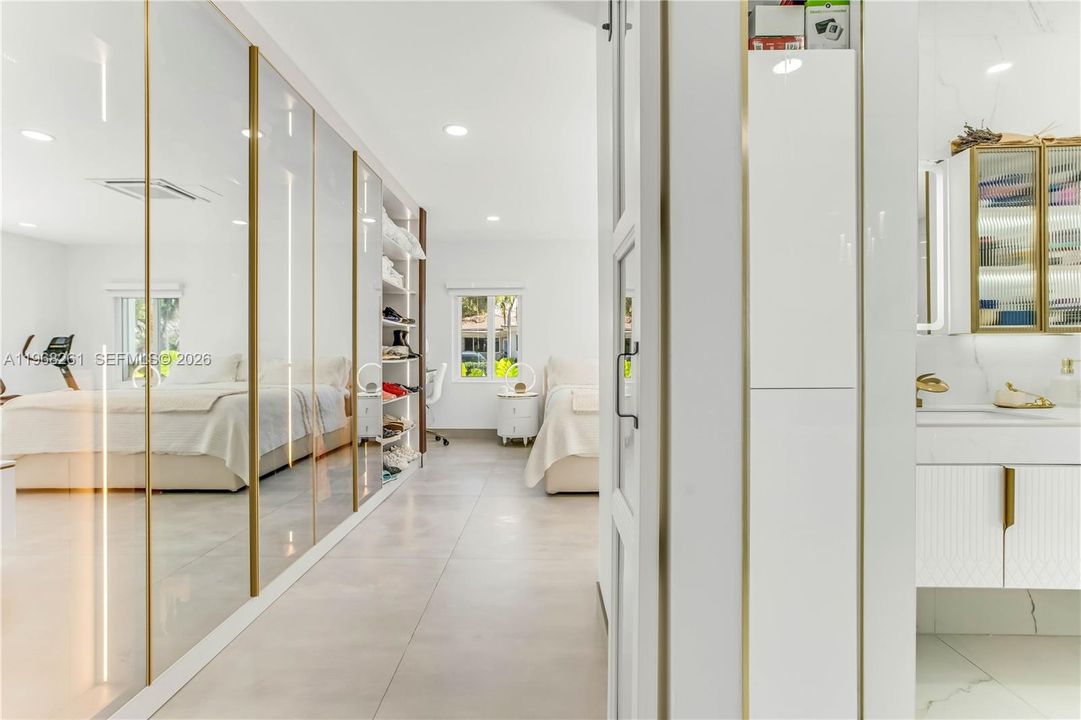 Недавно продано: $5,495,000 (5 спален, 5 ванн, 3320 Квадратных фут)