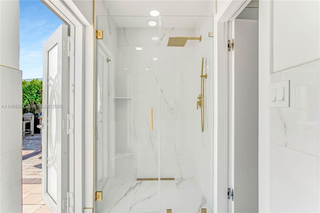 Недавно продано: $5,495,000 (5 спален, 5 ванн, 3320 Квадратных фут)