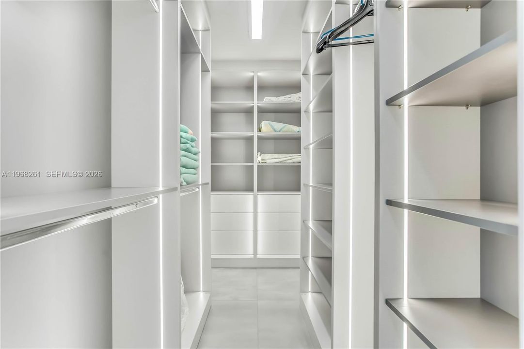 Недавно продано: $5,495,000 (5 спален, 5 ванн, 3320 Квадратных фут)