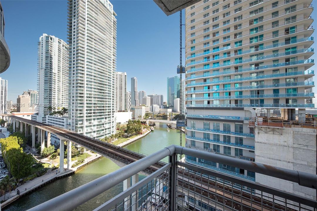 For Sale: $415,000 (1 beds, 1 baths, 795 Square Feet)