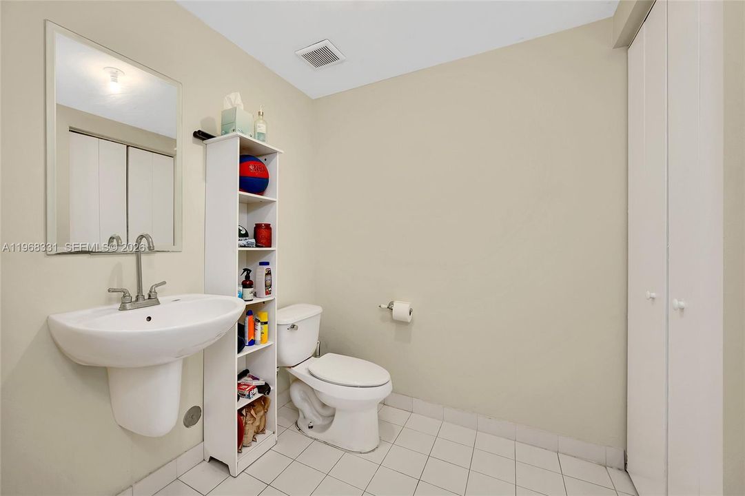 For Sale: $415,000 (1 beds, 1 baths, 795 Square Feet)