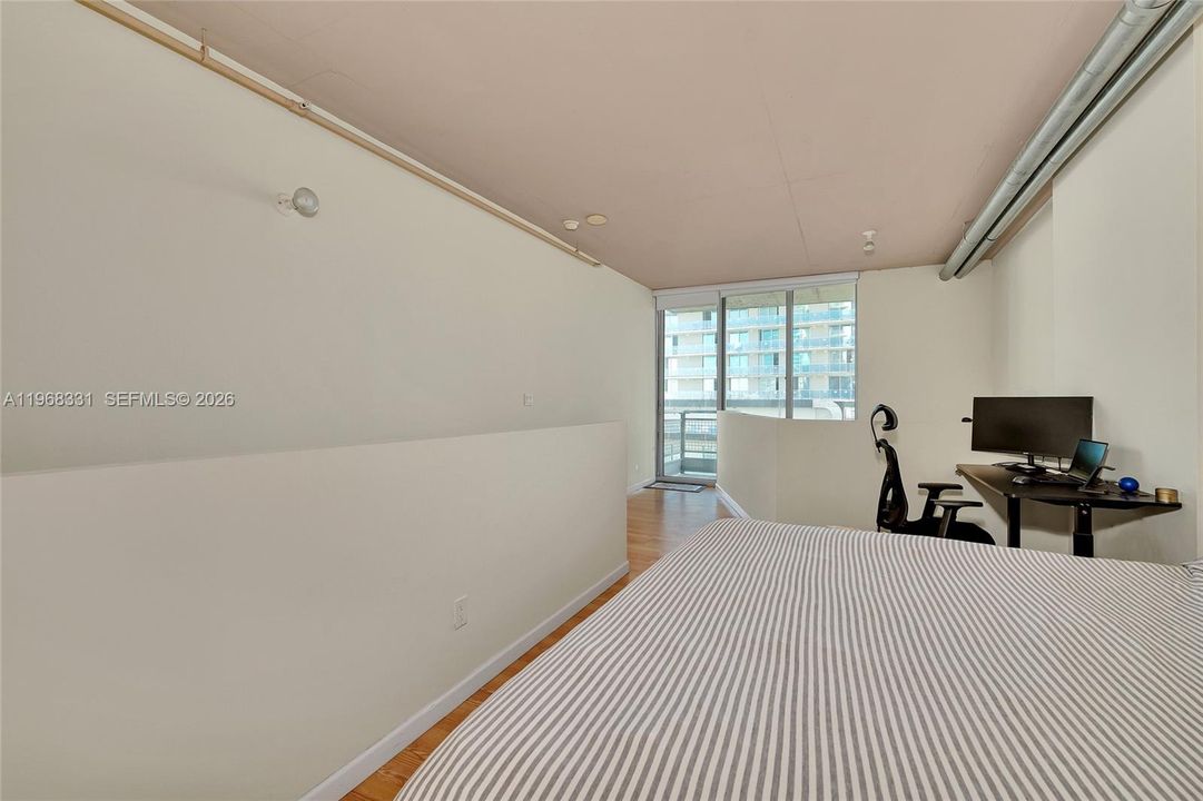 For Sale: $415,000 (1 beds, 1 baths, 795 Square Feet)