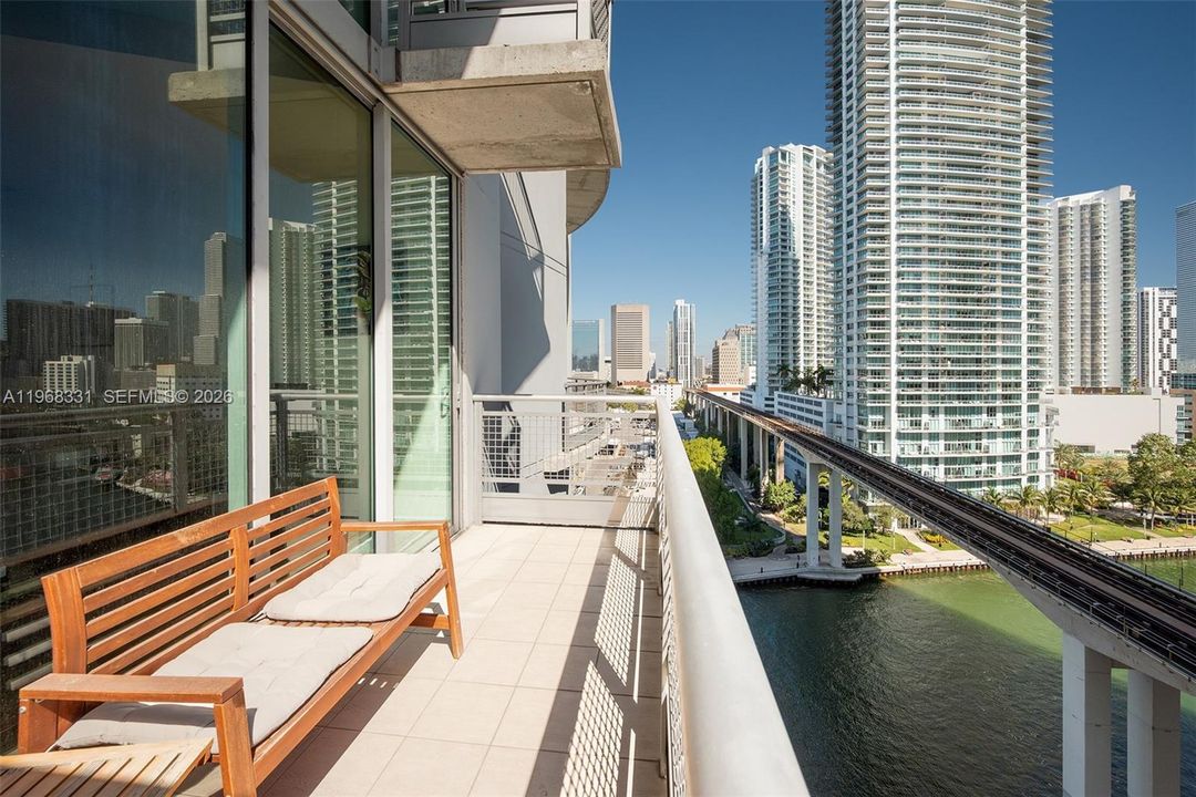 For Sale: $415,000 (1 beds, 1 baths, 795 Square Feet)