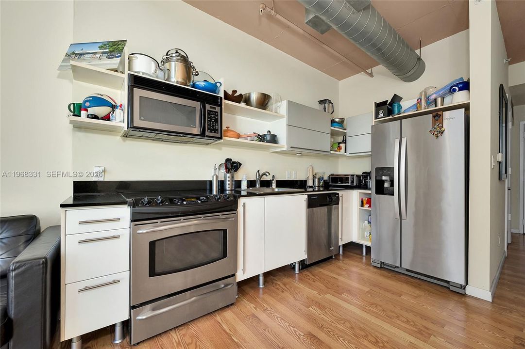 For Sale: $415,000 (1 beds, 1 baths, 795 Square Feet)