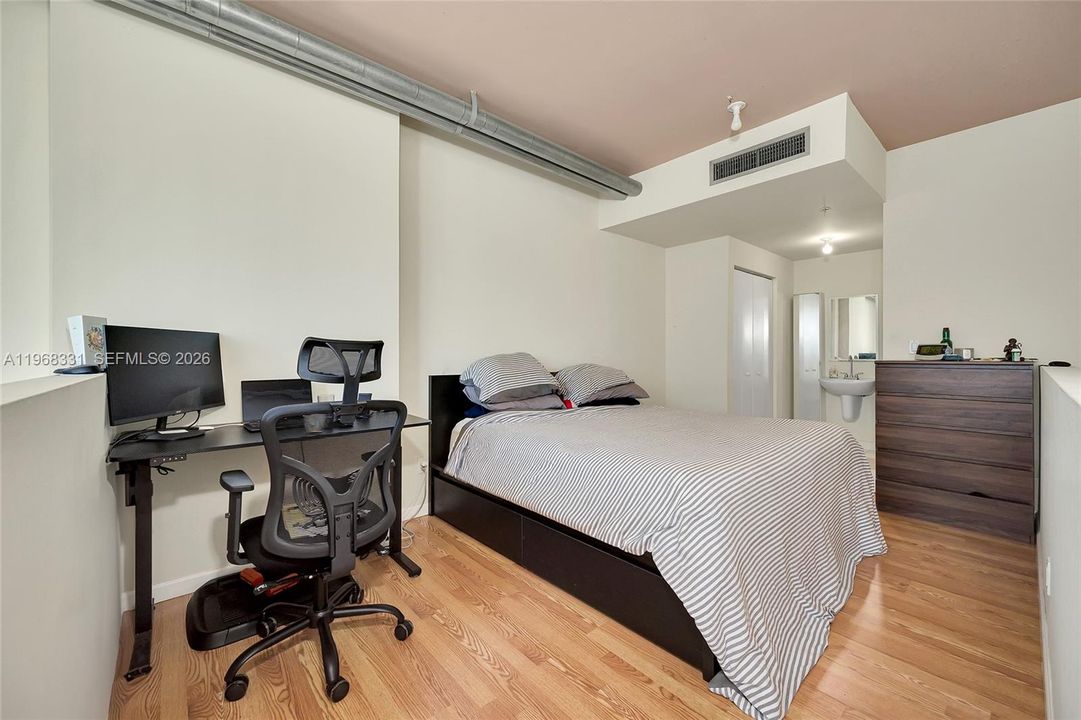 For Sale: $415,000 (1 beds, 1 baths, 795 Square Feet)