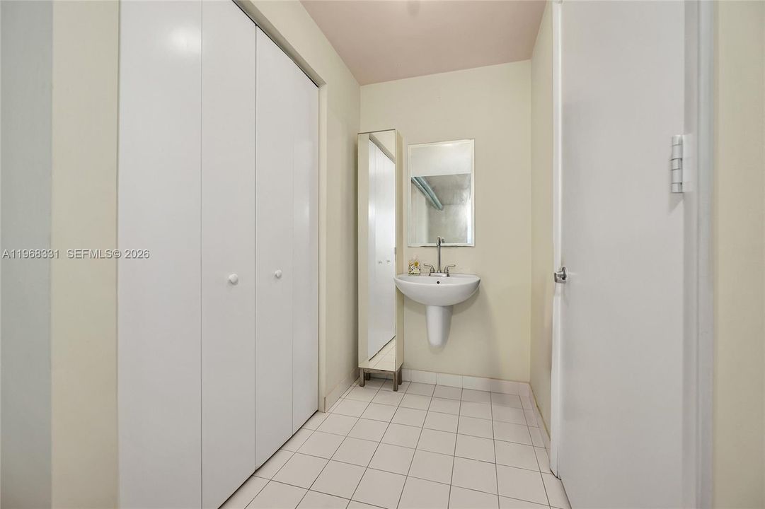 For Sale: $415,000 (1 beds, 1 baths, 795 Square Feet)