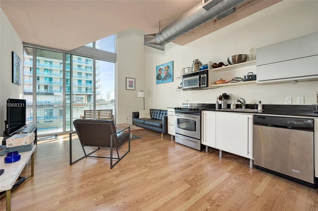 For Sale: $415,000 (1 beds, 1 baths, 795 Square Feet)