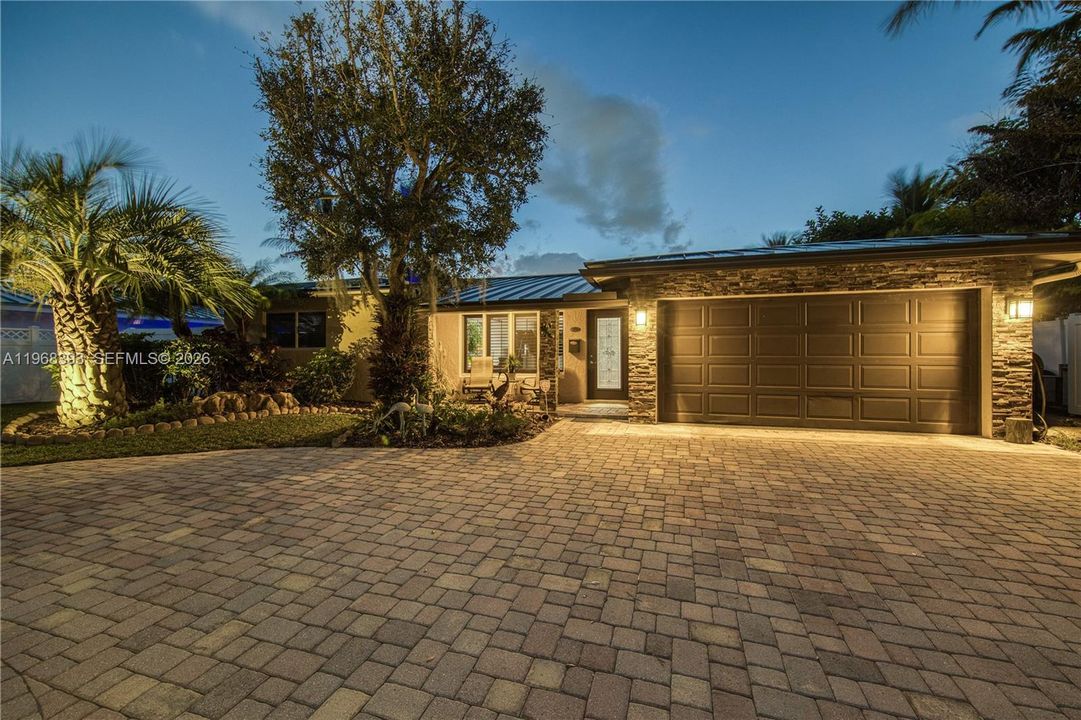Vendido Recientemente: $1,599,999 (4 camas, 2 baños, 1975 Pies cuadrados)