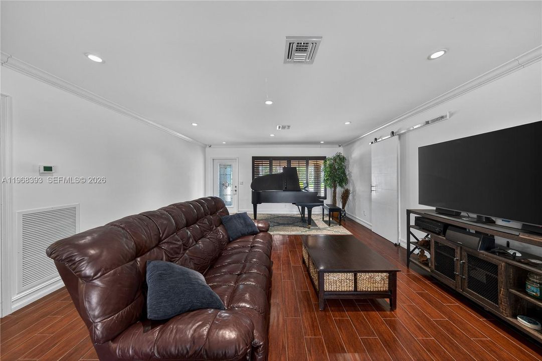 Vendido Recientemente: $1,599,999 (4 camas, 2 baños, 1975 Pies cuadrados)