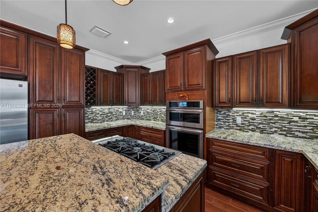 Vendido Recientemente: $1,599,999 (4 camas, 2 baños, 1975 Pies cuadrados)
