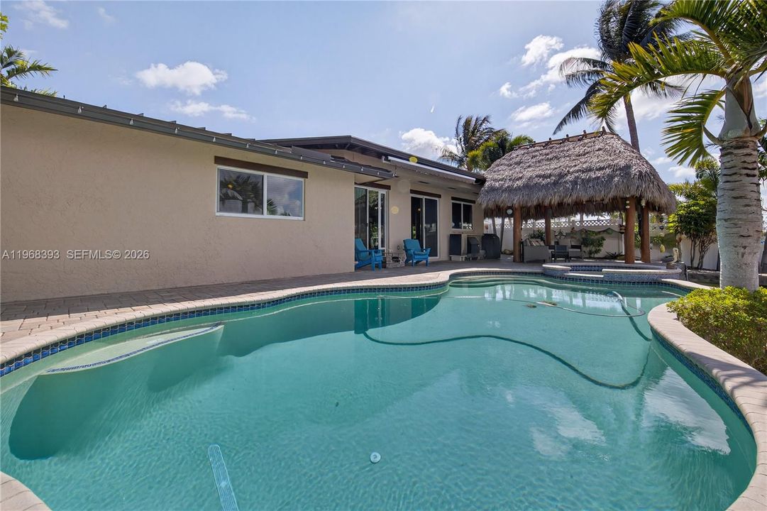 Vendido Recientemente: $1,599,999 (4 camas, 2 baños, 1975 Pies cuadrados)