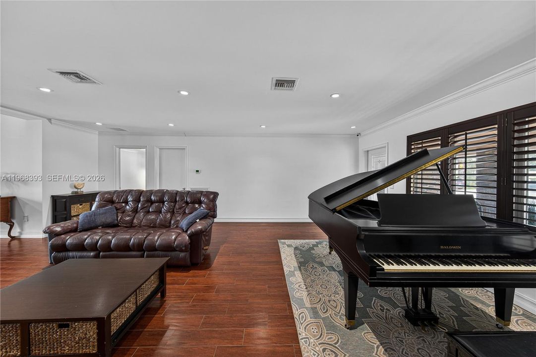 Vendido Recientemente: $1,599,999 (4 camas, 2 baños, 1975 Pies cuadrados)