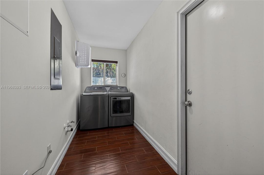 Vendido Recientemente: $1,599,999 (4 camas, 2 baños, 1975 Pies cuadrados)