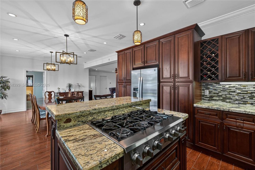 Vendido Recientemente: $1,599,999 (4 camas, 2 baños, 1975 Pies cuadrados)