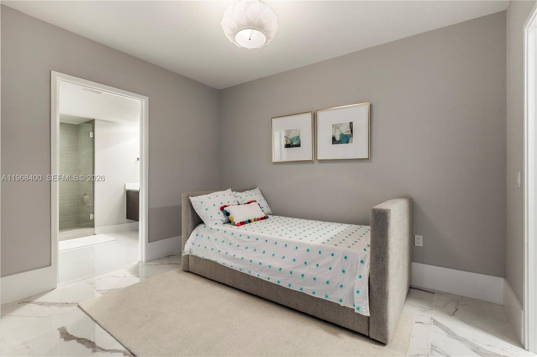 For Sale: $1,280,000 (2 beds, 3 baths, 1524 Square Feet)