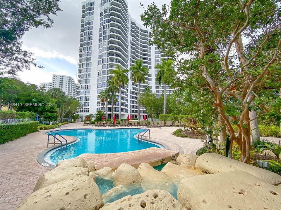For Sale: $420,000 (2 beds, 2 baths, 1181 Square Feet)