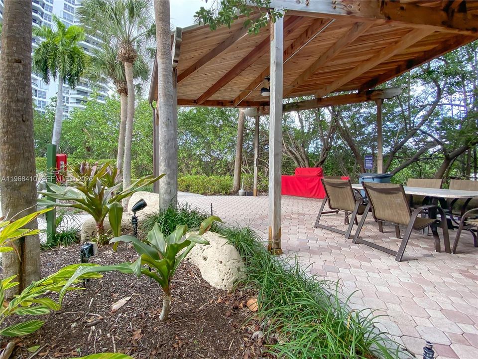 For Sale: $420,000 (2 beds, 2 baths, 1181 Square Feet)