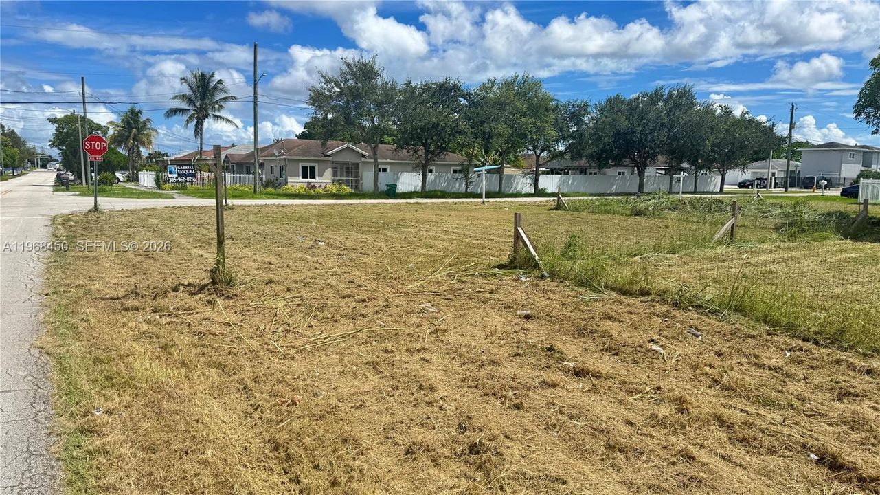 На продажу: $349,900 (0.37 acres)