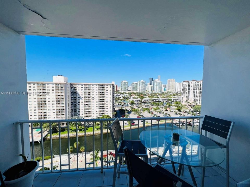 For Sale: $215,000 (1 beds, 1 baths, 762 Square Feet)