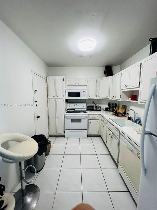 For Sale: $215,000 (1 beds, 1 baths, 762 Square Feet)