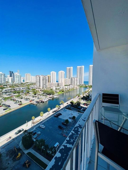 For Sale: $215,000 (1 beds, 1 baths, 762 Square Feet)