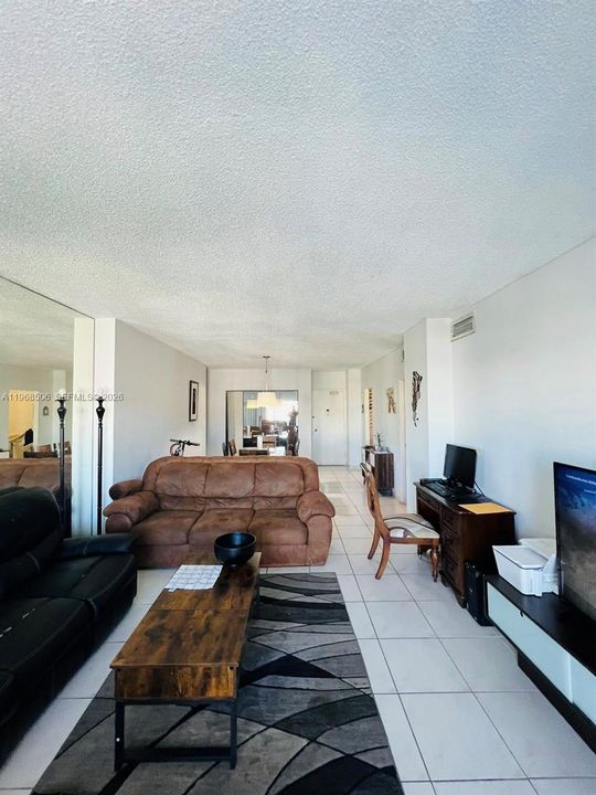 For Sale: $215,000 (1 beds, 1 baths, 762 Square Feet)