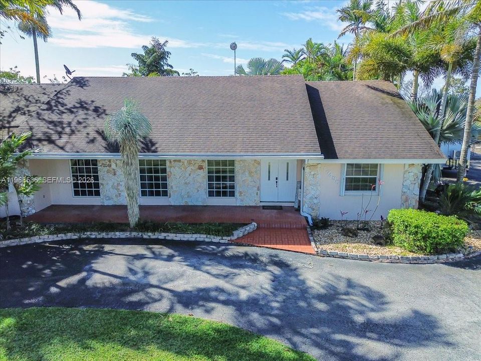 Vendido Recientemente: $925,000 (4 camas, 3 baños, 3009 Pies cuadrados)