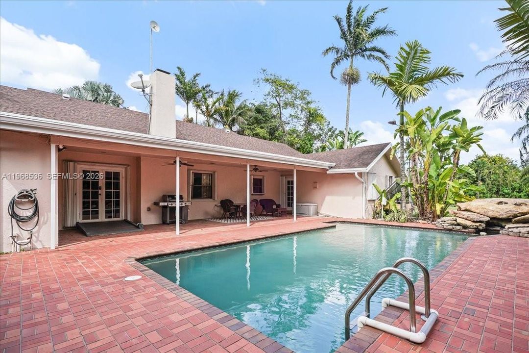 Vendido Recientemente: $925,000 (4 camas, 3 baños, 3009 Pies cuadrados)
