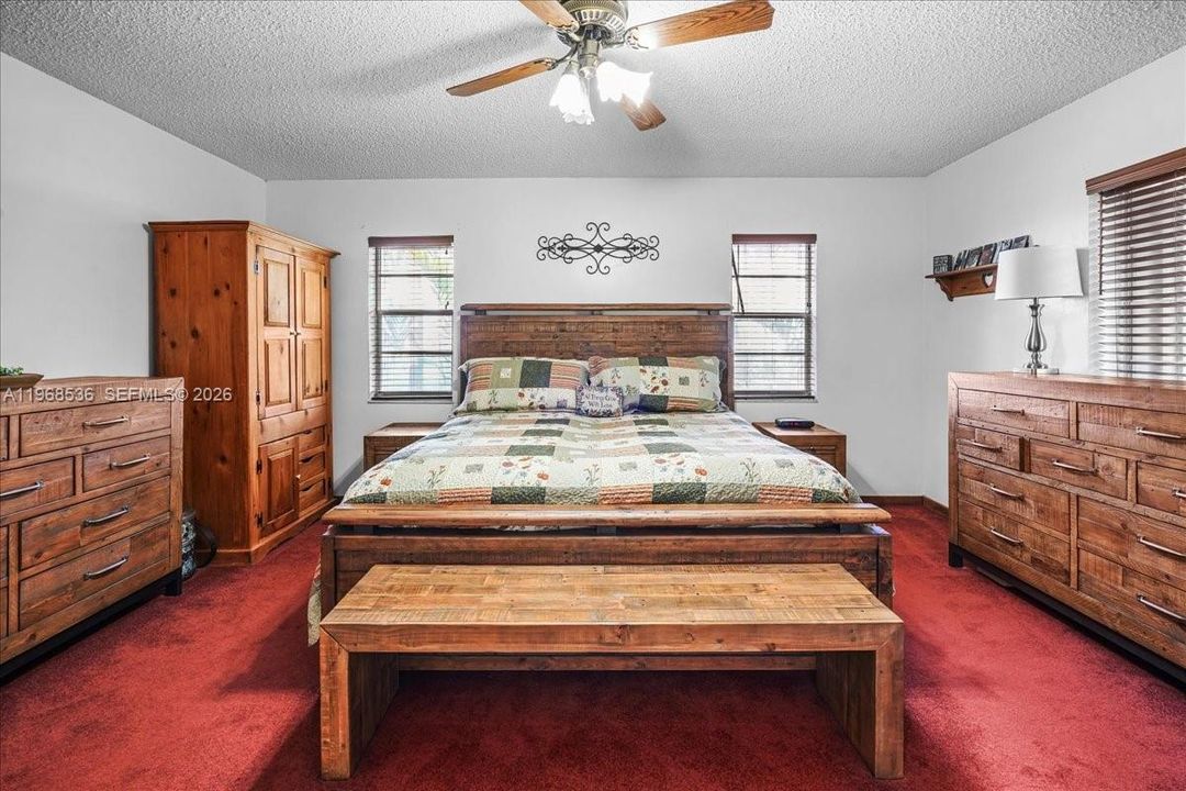 Vendido Recientemente: $925,000 (4 camas, 3 baños, 3009 Pies cuadrados)