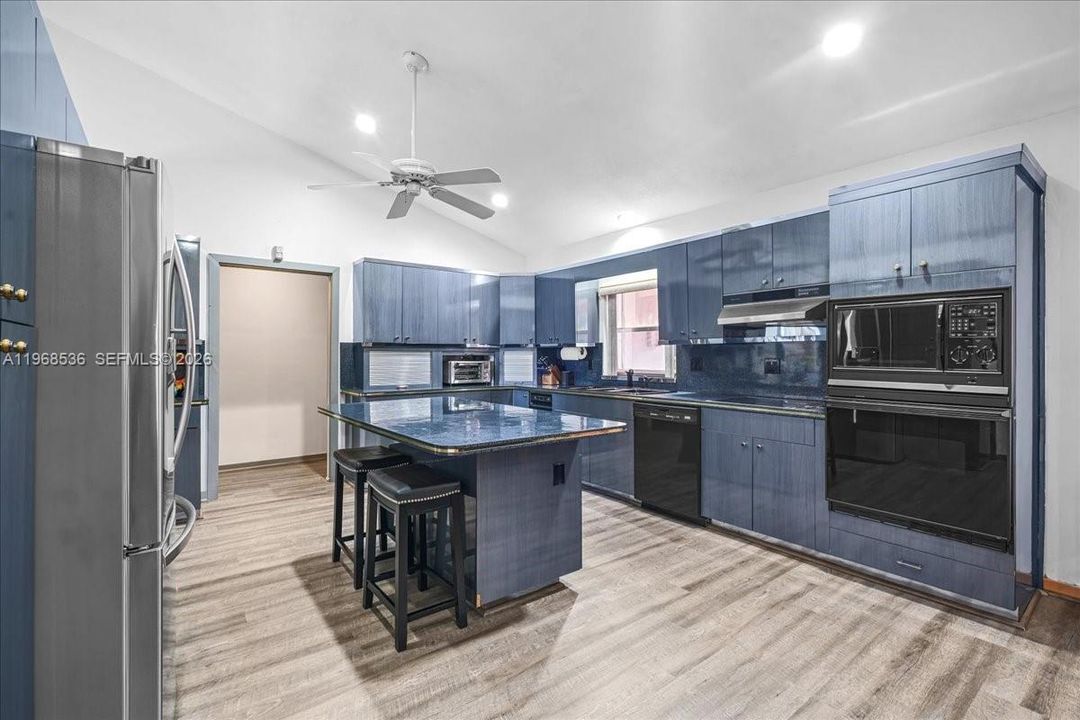 Vendido Recientemente: $925,000 (4 camas, 3 baños, 3009 Pies cuadrados)