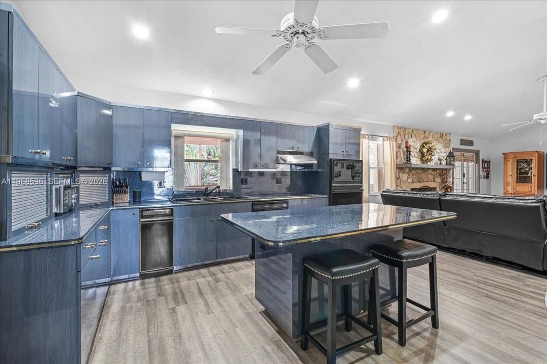 Vendido Recientemente: $925,000 (4 camas, 3 baños, 3009 Pies cuadrados)