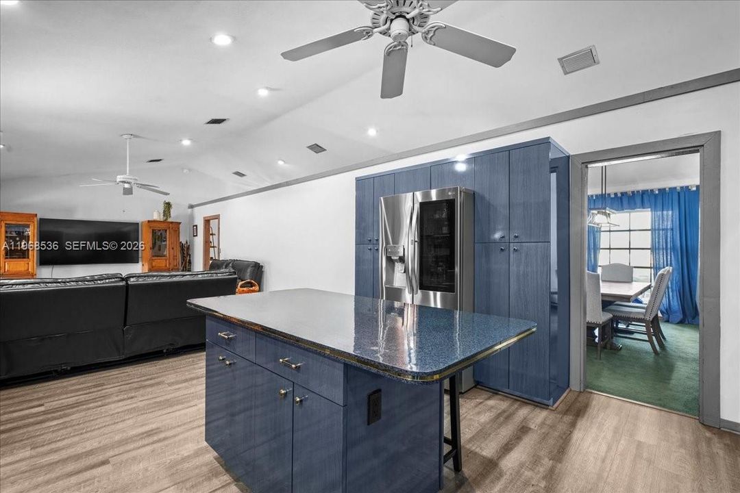 Vendido Recientemente: $925,000 (4 camas, 3 baños, 3009 Pies cuadrados)