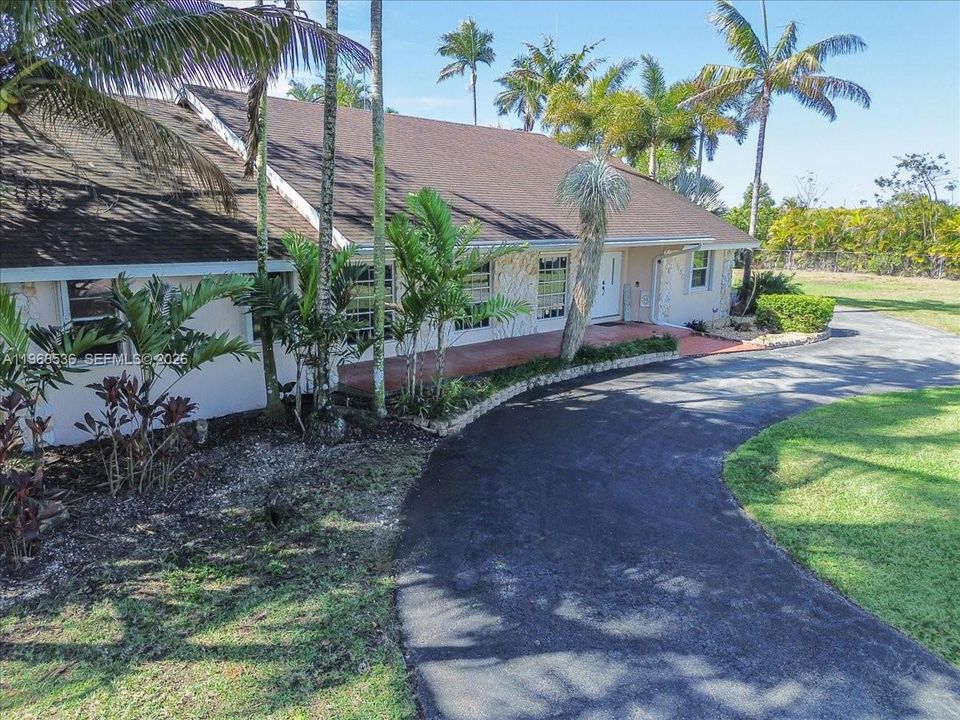 Vendido Recientemente: $925,000 (4 camas, 3 baños, 3009 Pies cuadrados)
