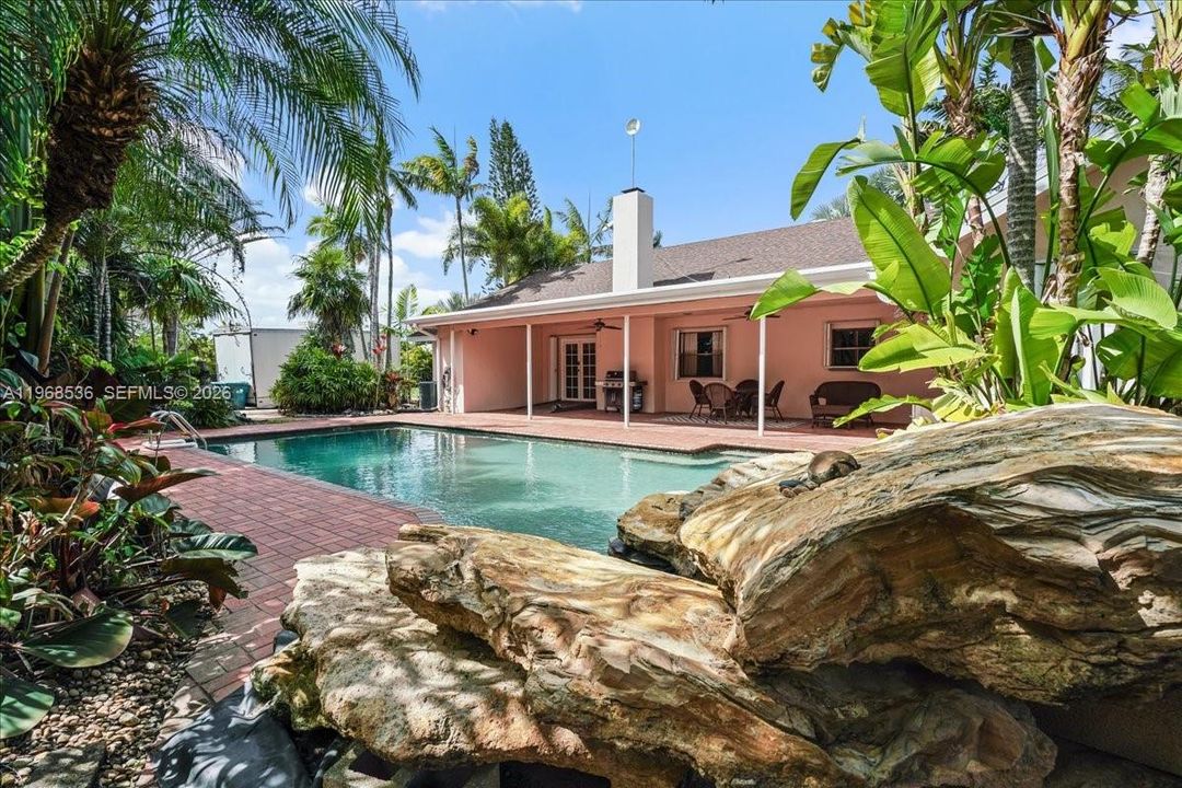 Vendido Recientemente: $925,000 (4 camas, 3 baños, 3009 Pies cuadrados)